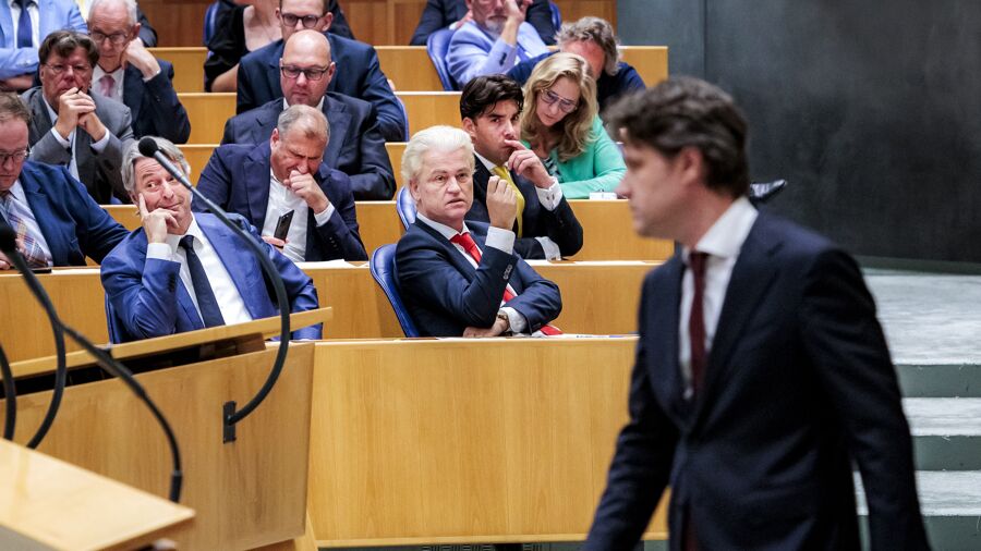 Nederlandse Tweede Kamer keurt strenge asielwetten goed na chaotisch debat: "Veel theater en politieke profilering" | VRT NWS: nieuws