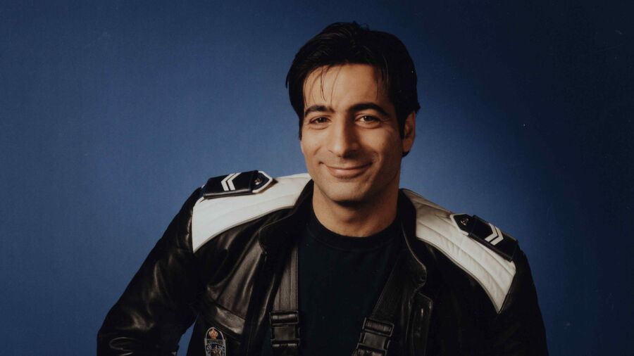 Acteur Hüseyin Cahit Ölmez (62) overleden, bekend als motoragent Selattin  uit 'Flikken' | VRT NWS: nieuws