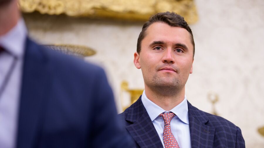 Trumpist, influencer en boegbeeld voor conservatieve jongeren: wie was Charlie Kirk? | VRT NWS: nieuws