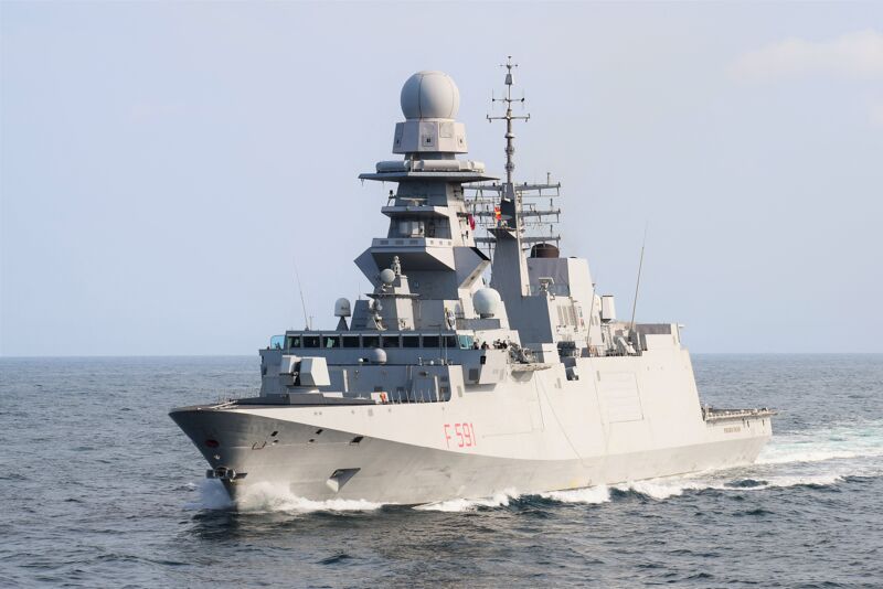 Foto Archieffoto van het Italiaans fregat dat gisteren al werd gestuurd. Foto: Marina Militare/AFP