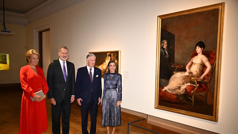Foto La reine Mathilde, le roi Felipe, le roi Philippe et la reine Letizia à l'ouverture de l'exposition "Luz y Sombra" au Bozar, devant une toile de Goya Foto Belga