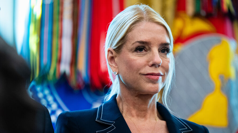 Van advocaat tijdens eerste afzettingsprocedure van Donald Trump tot zijn minister van Justitie: dit is Pam Bondi | VRT NWS: nieuws