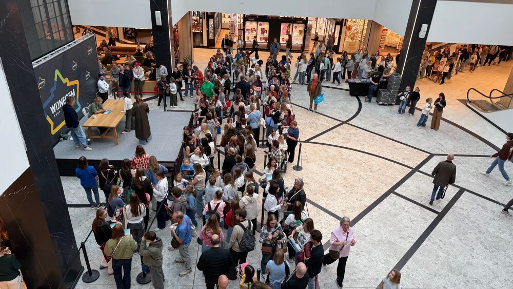 Foto Lange rijen in het shoppingcenter voor Pommelien Thijs. Foto: Paul Van Landeghem