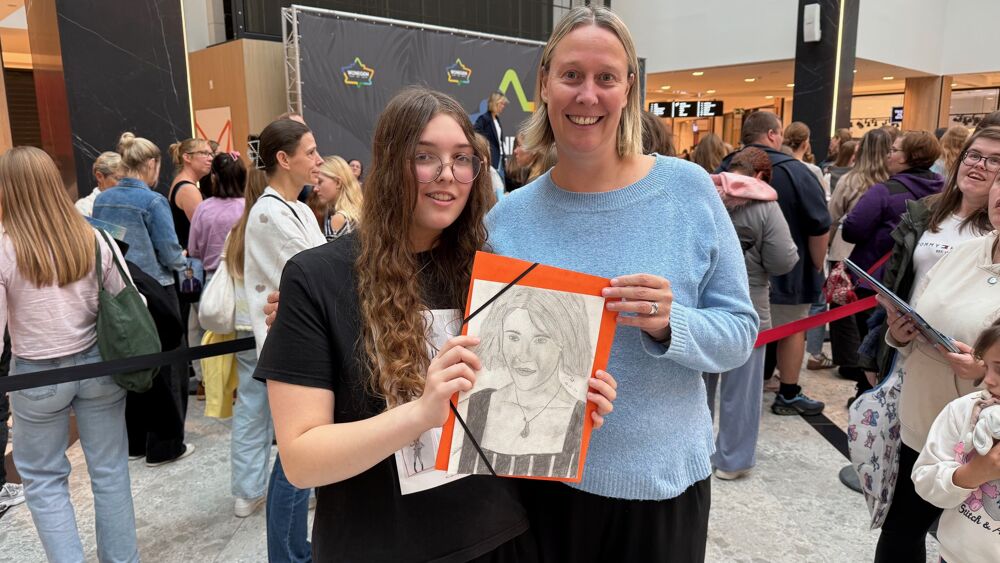 Foto Lore had een tekening gemaakt voor Pommelien Thijs. Foto: Paul Van Landeghem