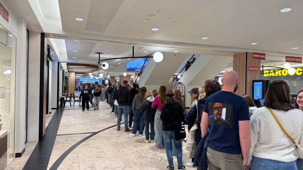 Foto Op het hoogtepunt stond er een rij van enkele honderden meters. Foto: Paul Van Landeghem