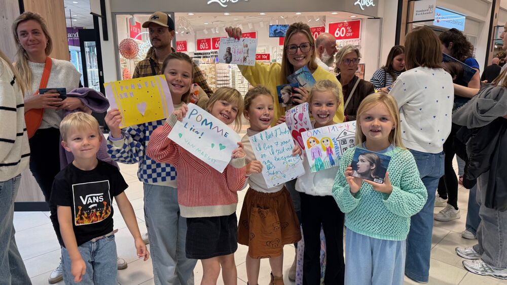 Foto Heel wat fans hadden tekeningen bij in ruil voor een handtekening. Foto: Paul Van Landeghem