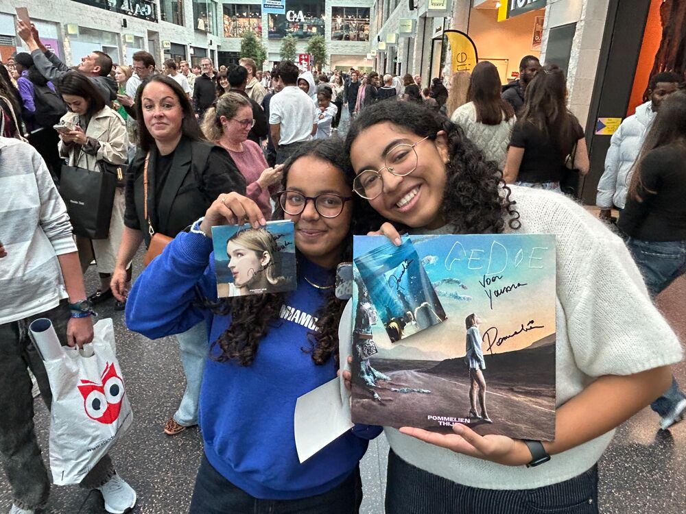 Foto Nouha (14) en Youssra (18) Bourouah uit Harelbeke zijn erin geslaagd hun albums te laten signeren. Foto: Bas De Wilde