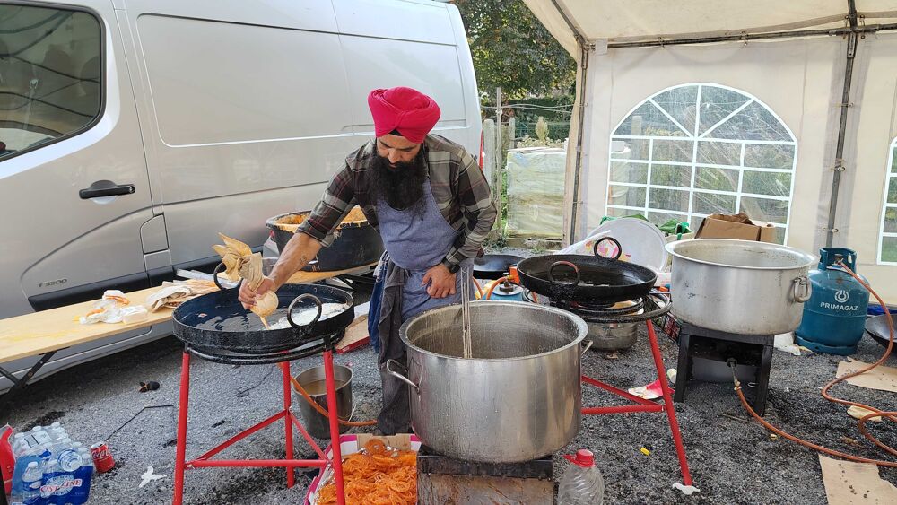 Foto Eten aanbieden hoort bij de religieuze beleving van de sikhs. Foto: Lieven Roux