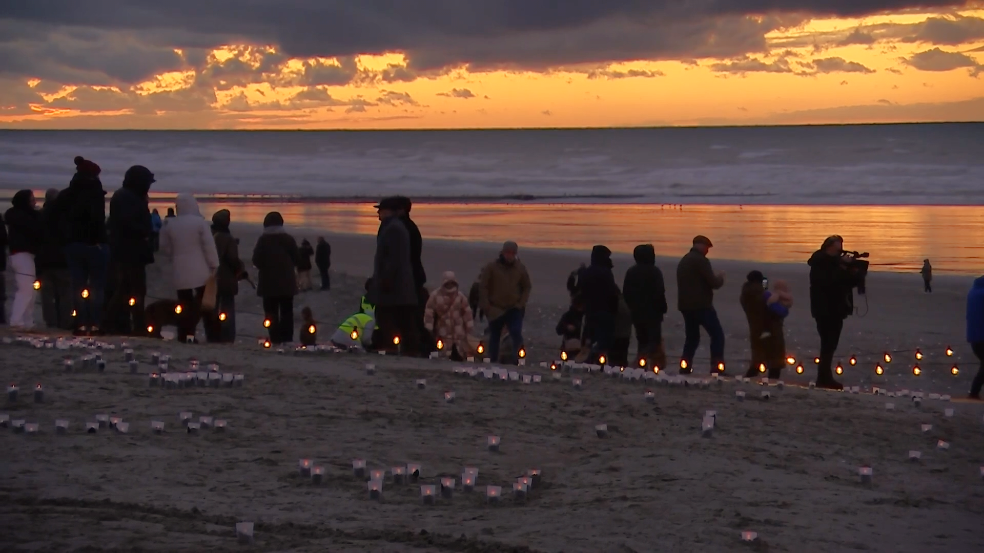 Ze in leven houden op die manier": lichtjes op strand van Nieuwpoort herdenken  doden | VRT NWS: nieuws