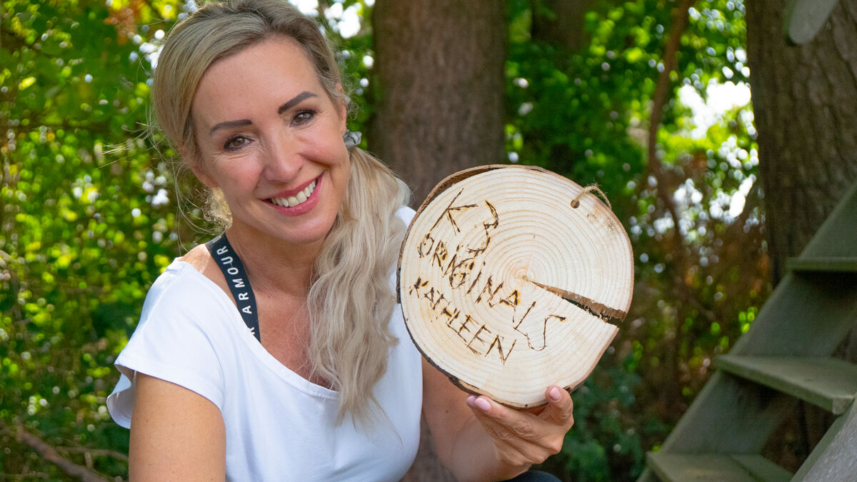 Foto Enkele weken voor de langverwachte reünieconcerten is Kathleen te gast in 'Het huis'. Foto: VRT