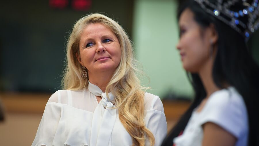 Darline Devos, organisatrice Miss België, weerlegt kritiek ex-missen: "Ik  verzorg mijn meisjes goed" | VRT NWS: nieuws