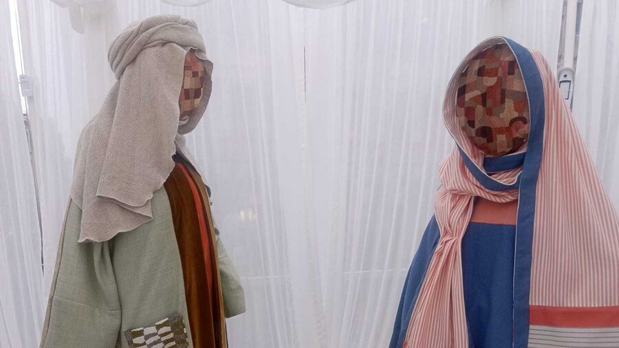 Maria zonder gezicht, afschuwelijk": niet iedereen is fan van moderne  kerststal op Grote Markt in Brussel | VRT NWS: nieuws