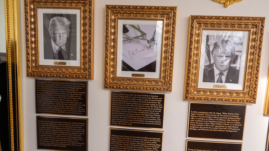 Witte Huis hangt beledigende bordjes onder portretten van (onder meer)  Biden en Obama in presidenti&euml;le eregalerij | VRT NWS: nieuws