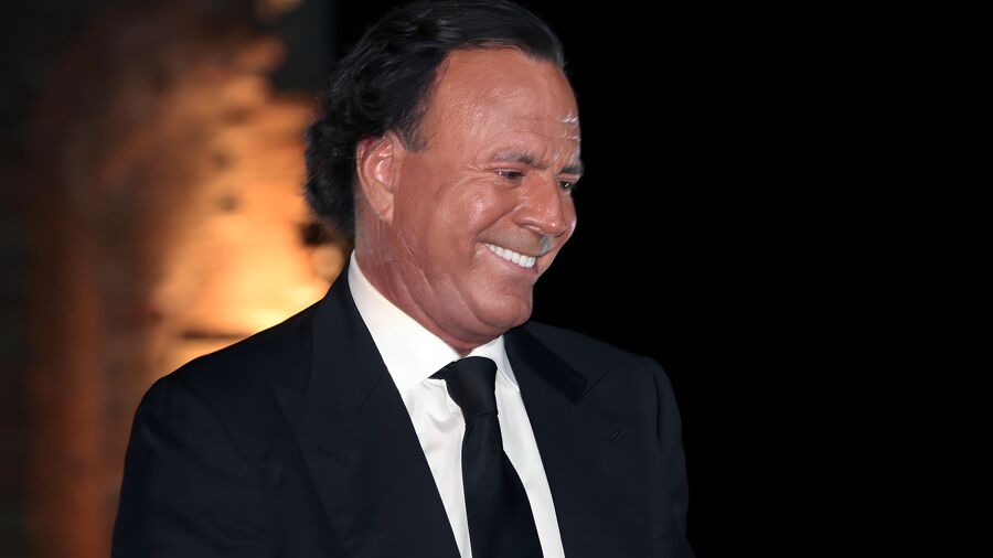 Zanger Julio Iglesias (82) niet vervolgd, omdat mogelijke verkrachting buiten Spanje was | VRT NWS: nieuws