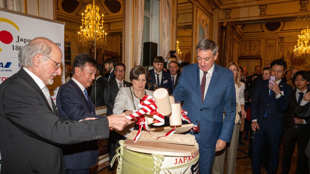 Foto La cérémonie au Palais d'Egmont a été marquée par l'ouverture d'un tonneau de saké, à laquelle participait le ministre Jan Jambon (à dr.) Belgaimage