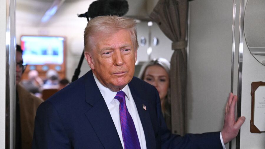 Foto Donald Trump in een gesprek met de pers op het presidenti&euml;le vliegtuig Air Force One op 19 februari 2026.