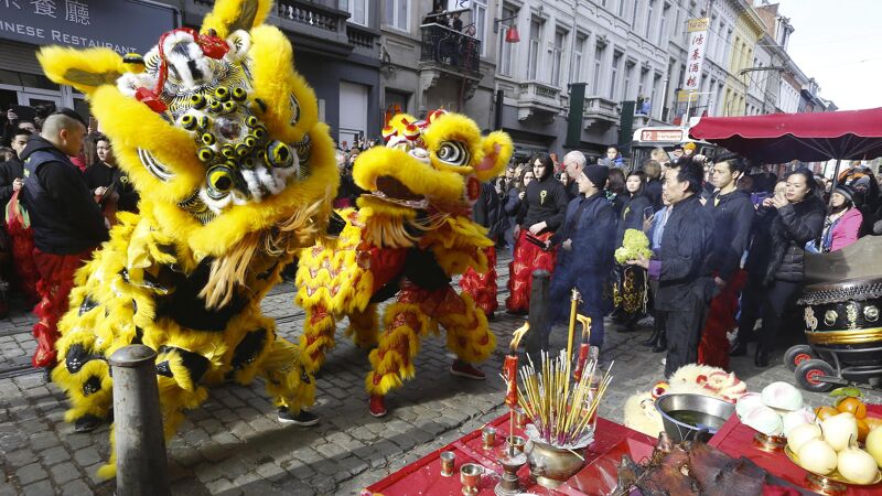 Leeuwendans voor de deur en binnen met vuurwerk - ROTTERDAM CHINEES NEW