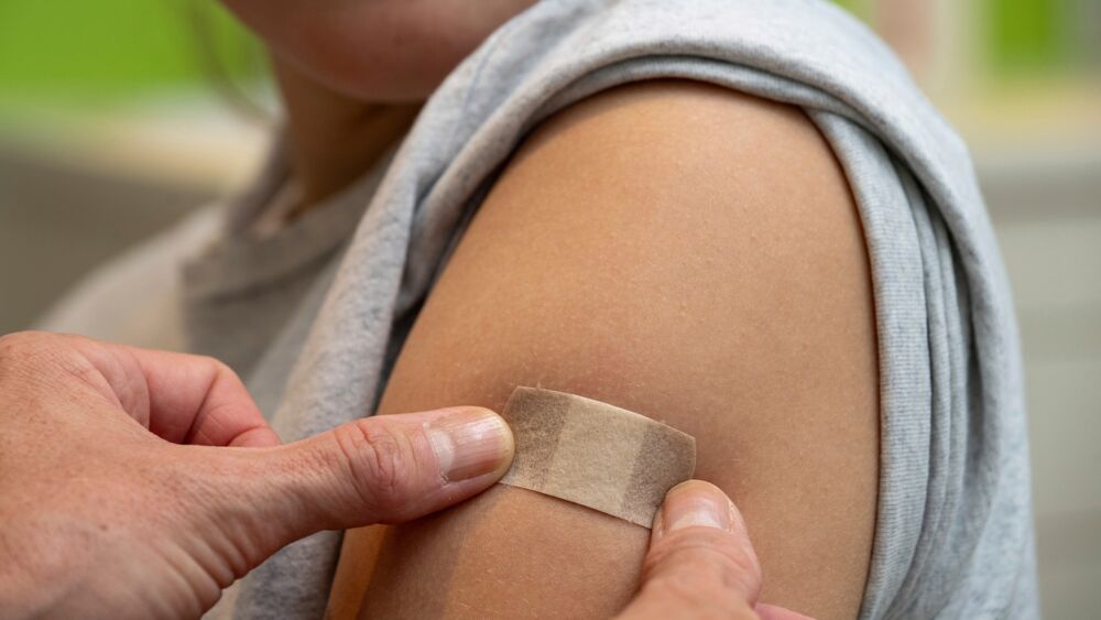 Foto HPV-vaccinatie vóór jongeren seksueel actief worden, zoals hier bij een patiënte in Duitsland, is een efficiënte manier om HPV te bestrijden. Foto: AP
