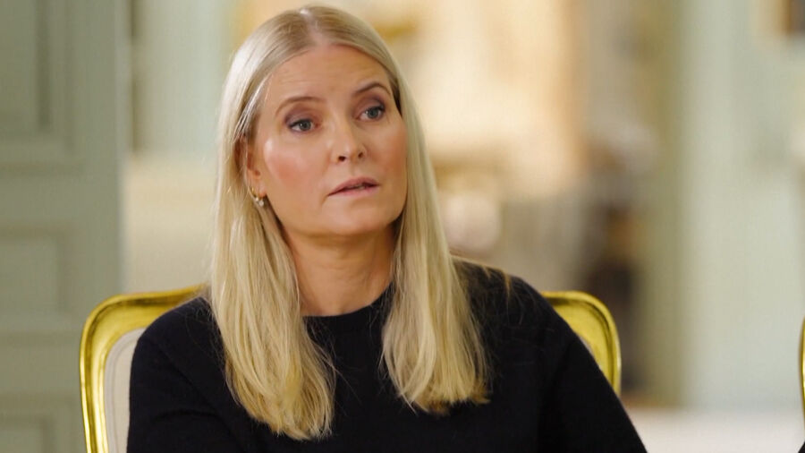 Na weken van stilte spreekt kroonprinses Mette-Marit zich uit over Epstein:  "Ben gemanipuleerd en bedrogen" | VRT NWS Nieuws