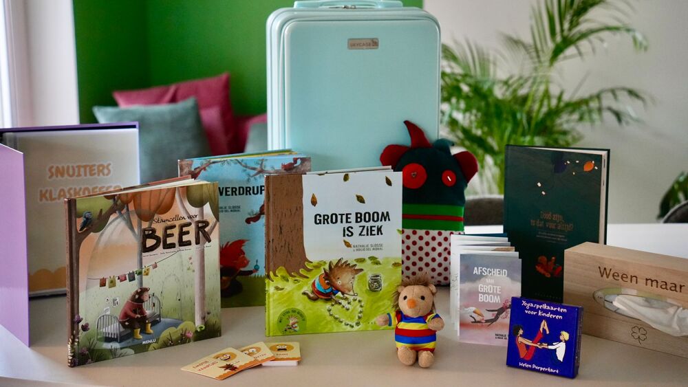 Foto In de koffer zitten prentenboeken, emotiekaartjes, creatieve opdrachten en een troostknuffel. Foto: Jessa Ziekenhuis 