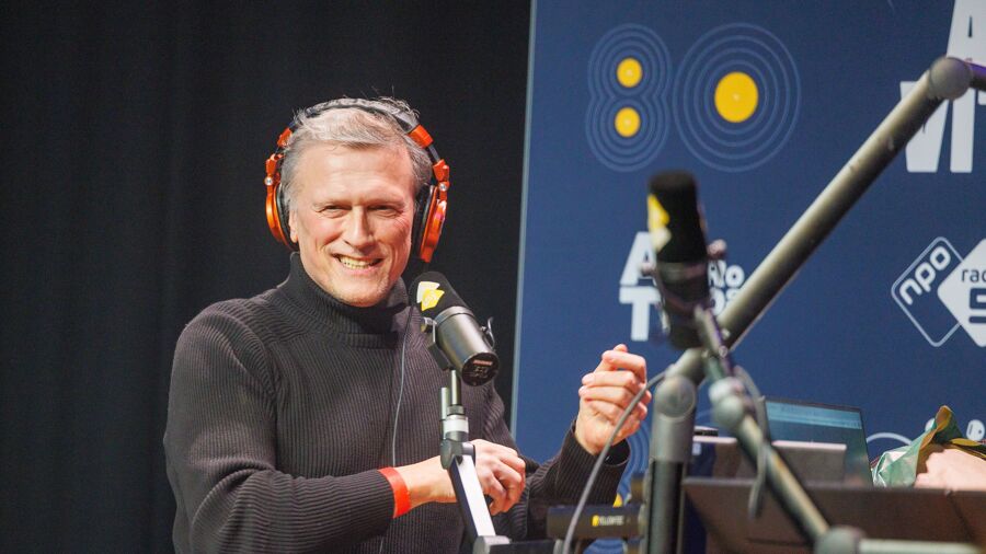 Nederlandse presentator Bas Westerweel (62) overleden | VRT NWS Nieuws