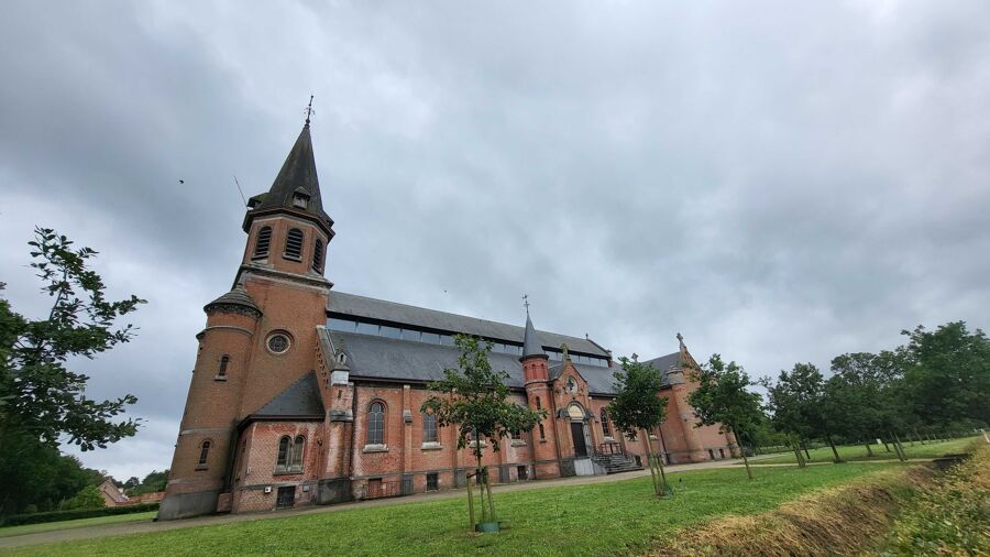 Afscheid Margriet Hermans op groot scherm te volgen aan kapel in Merksplas-Kolonie  | VRT NWS Nieuws