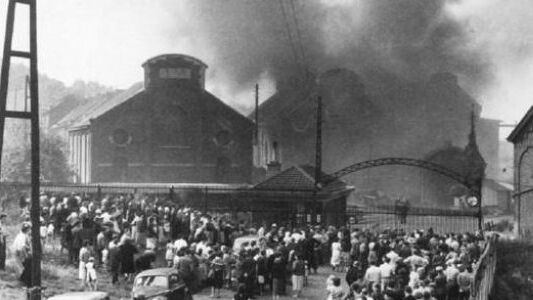 Foto Lors de la catastrophe minière du Bois du Cazier à Marcinelle, 136 travailleurs immigrés italiens ont perdu la vie. Foto: Camille Detraux, CC BY-SA 4.0, via Wikimedia Commons