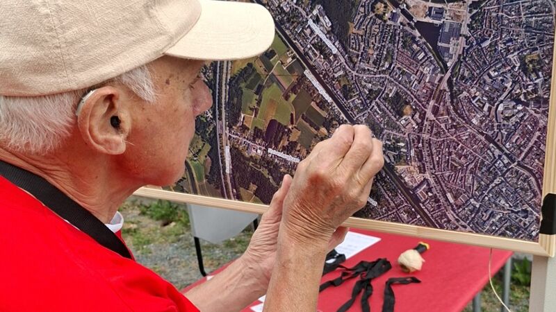 Foto Op de infomarkt kon iedere aanwezige een vlaggetje plaatsen bij zijn of haar woning om te kijken wat de afstand is tussen hun huis en de windturbine en de mogelijke impact na te gaan. Foto: Klimaan