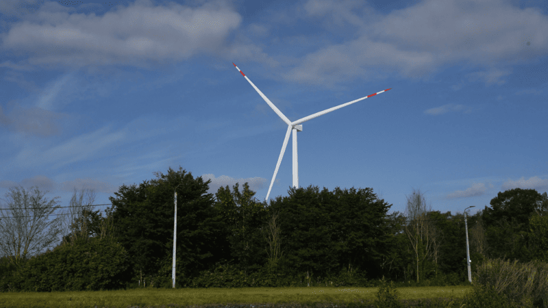 Foto De vergunning voor de windturbine in Stuivenberg moet nog aangevraagd worden. Als ze goedgekeurd wordt, zullen de werken eind 2028 aanvangen. Pas in 2030 zou de windmolen klaar zijn. Foto: Klimaan