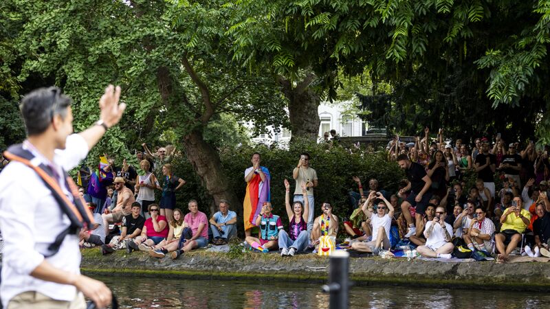 Foto Toeschouwers van de Canal Pride Parade juichen premier Jetten toe. Foto: Belga