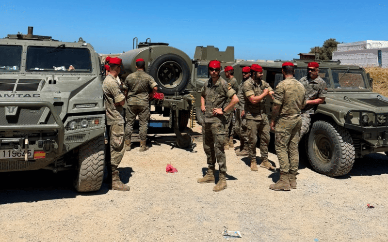 Foto De waterbedeling door de soldaten.