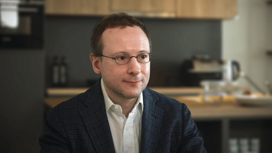 UGent legt omstreden onderzoeker Nathan Cofnas 3 maanden verplicht telewerk  op en schrapt onderwijsopdrachten | VRT NWS Nieuws