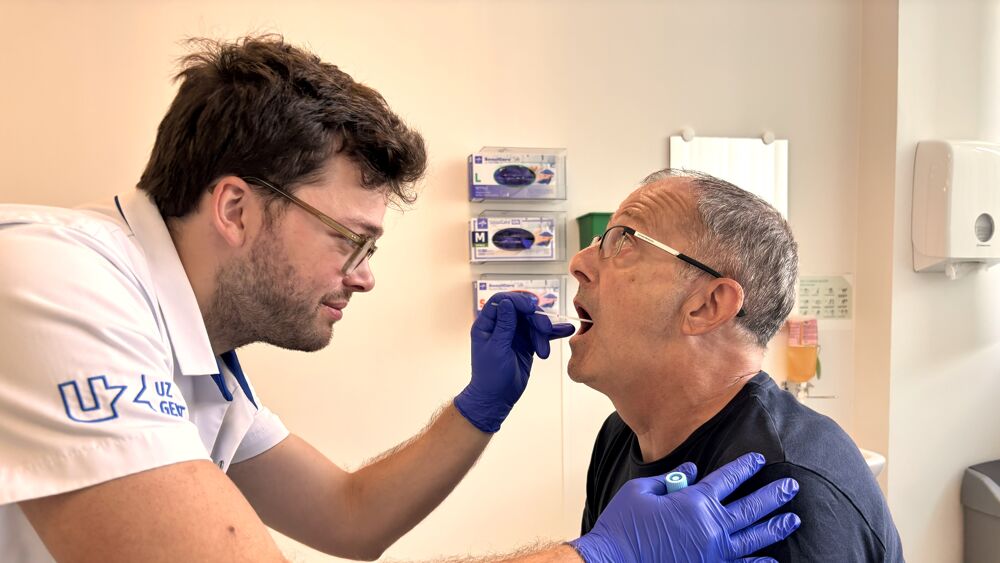 Foto Arts-specialist in opleiding Andreas Huysman neemt een staal af bij patiënt Jo Van Damme. Foto: UZ Gent