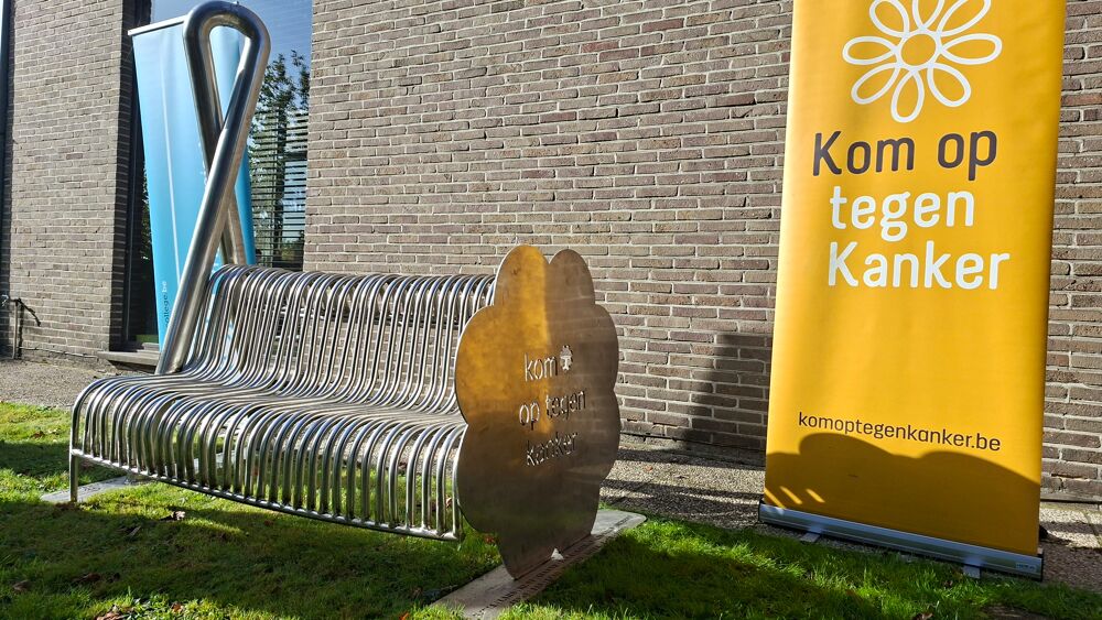 Foto Eén van de banken staat aan Huis Hoop, op de campus Moorselbaan van AZorg. Foto: Bert De Schutter