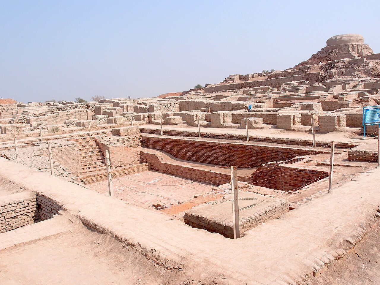 Het "grote bad" in Mohenjodaro (vooraan), met achteraan de boeddhistische, ronde stoepa. (Foto: Saqib Qayyum/Wikimedia Commons/CC BY-SA 3.0)
