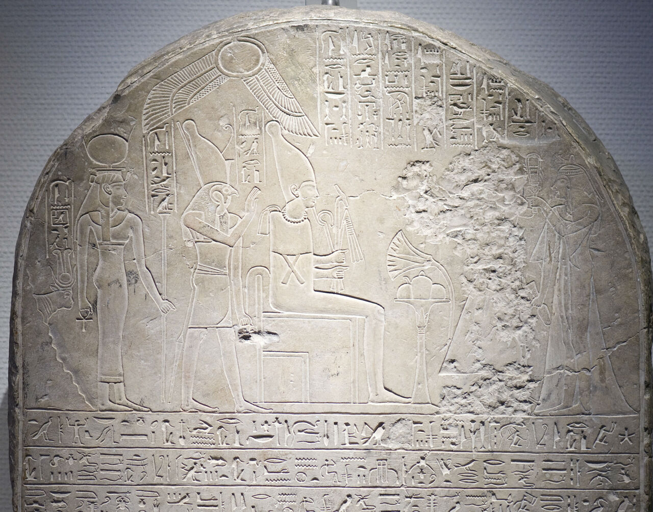 Deel van een stèle van Herihor, een generaal en priester van Amon uit Thebe die zich het koningschap had toegeëigend. De figuur van Herihor die offers brengt aan de goden, is volledig weggehakt. 