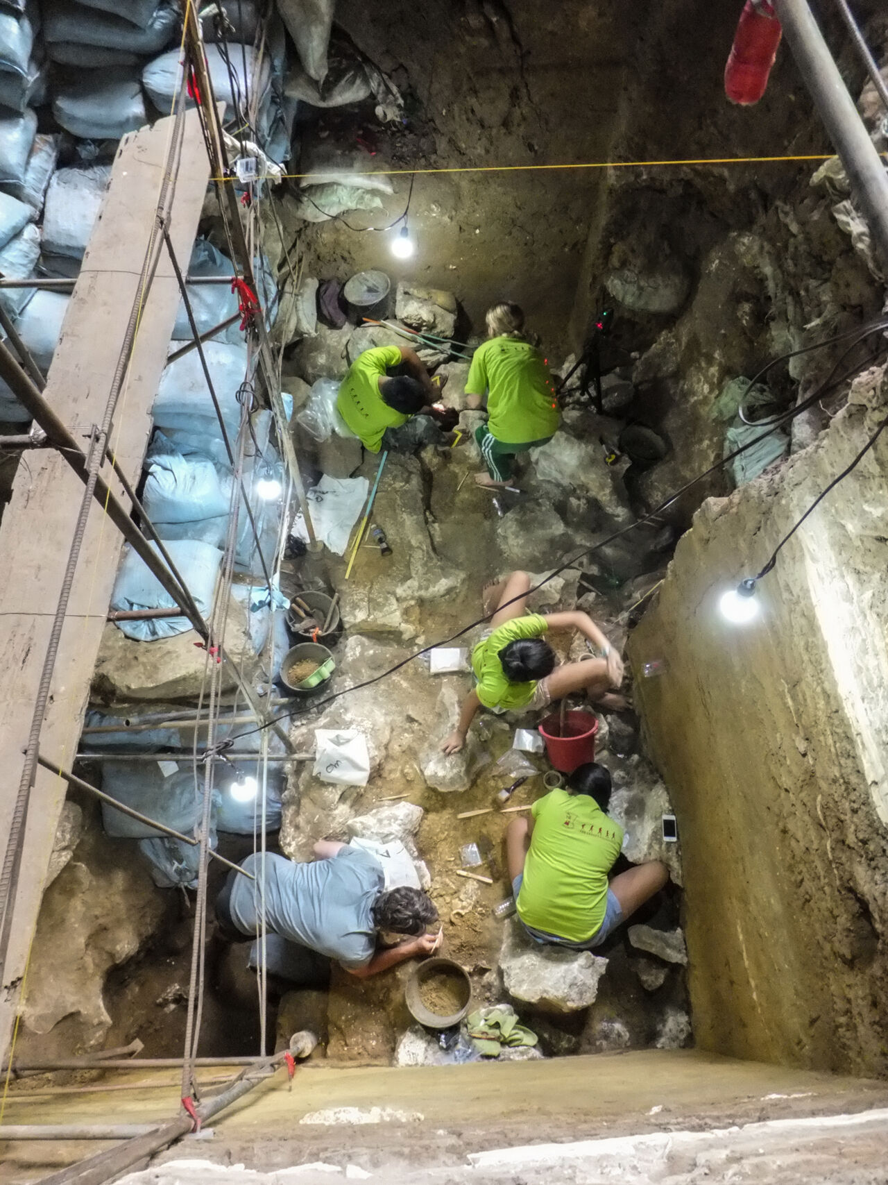 De opgravingen in 2015 in een van de zeven kamers van de Callao-grot. 