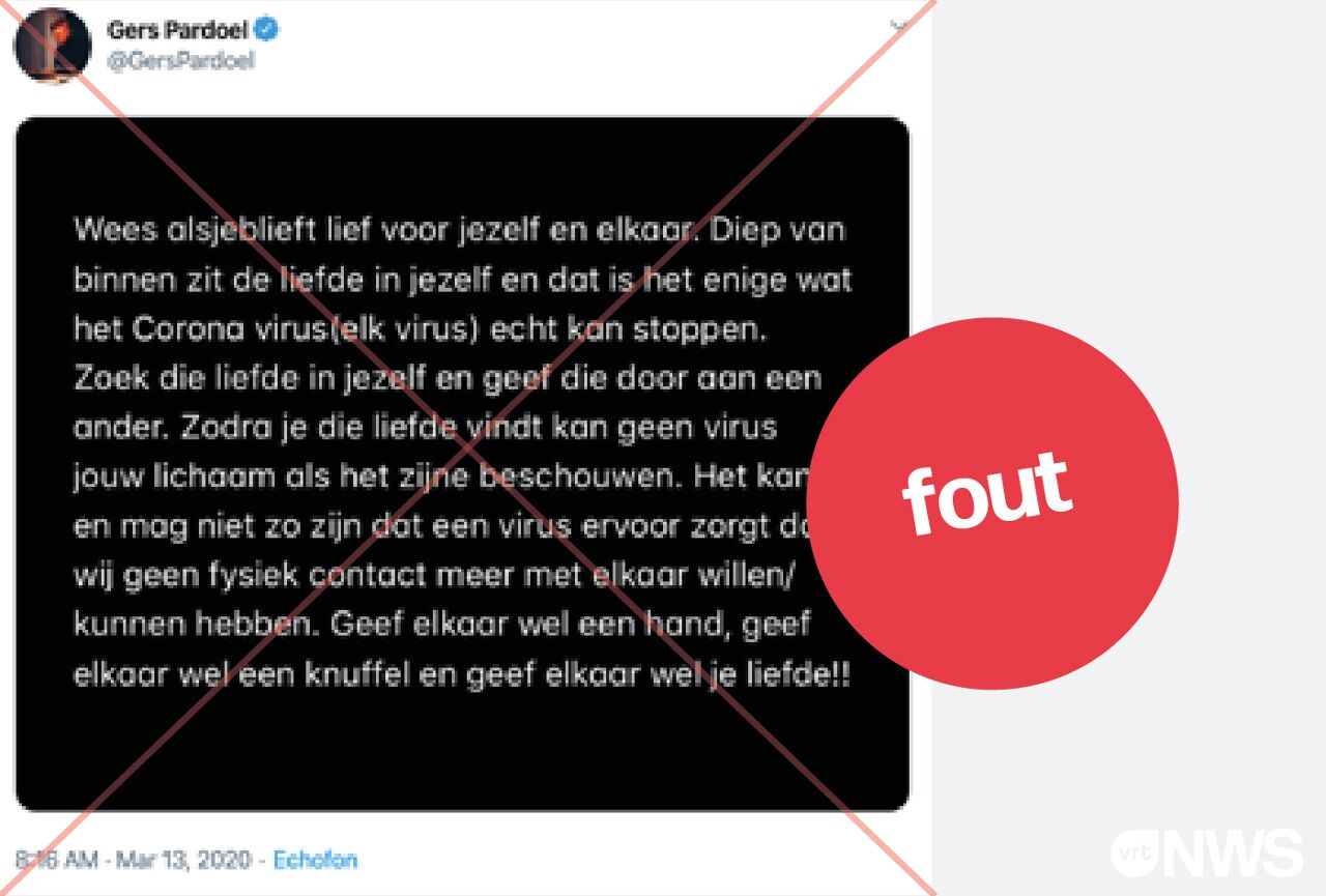 Een bericht waarin Gers Pardoel wel oproept om te knuffelen en handen te geven. Dit is compleet fout en ook potentieel gevaarlijk