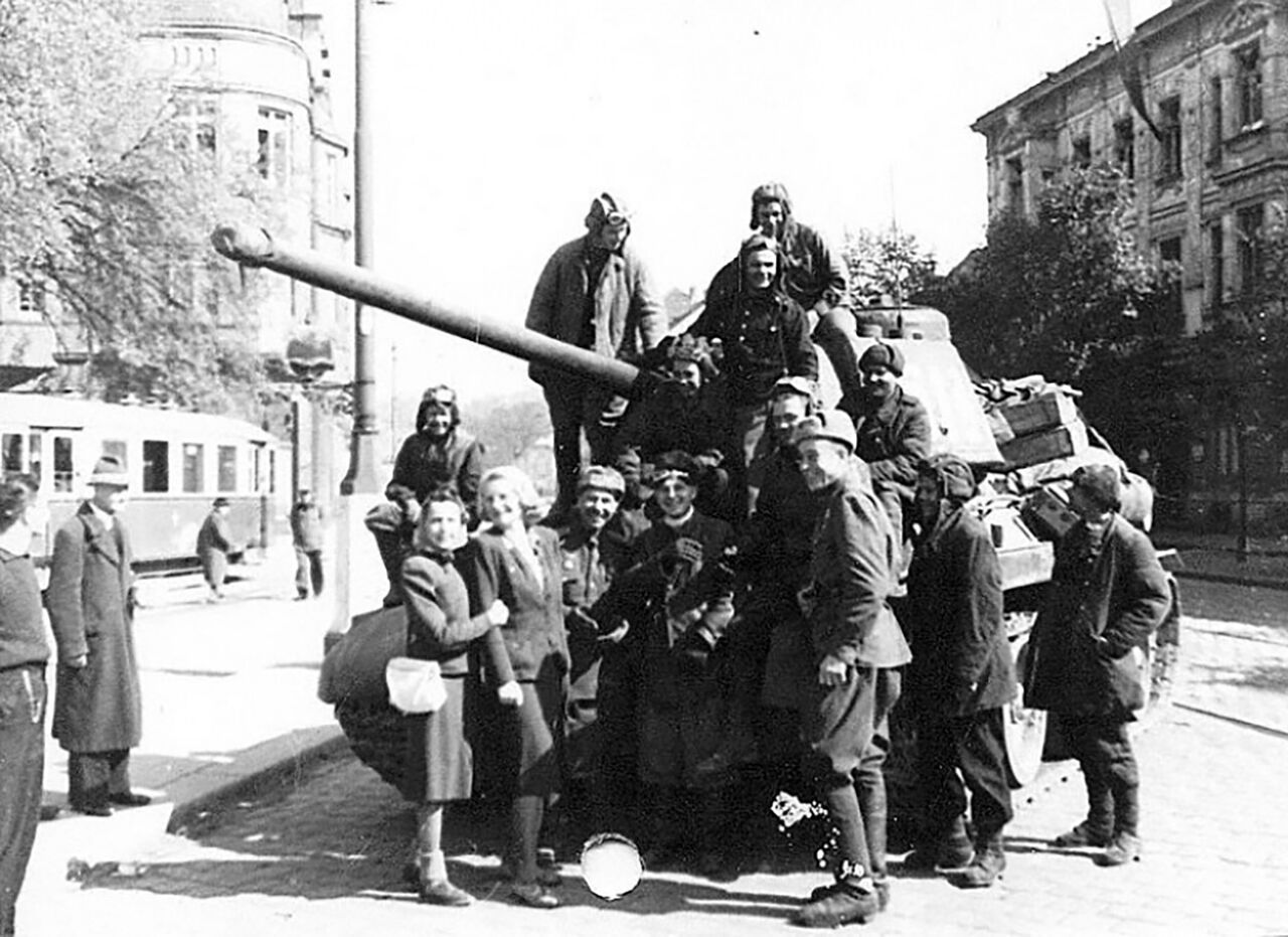 Венская наступательная операция. Освобождение Австрии 1945. Освобождение Австрии советскими войсками. Советские солдаты в Вене 1945.