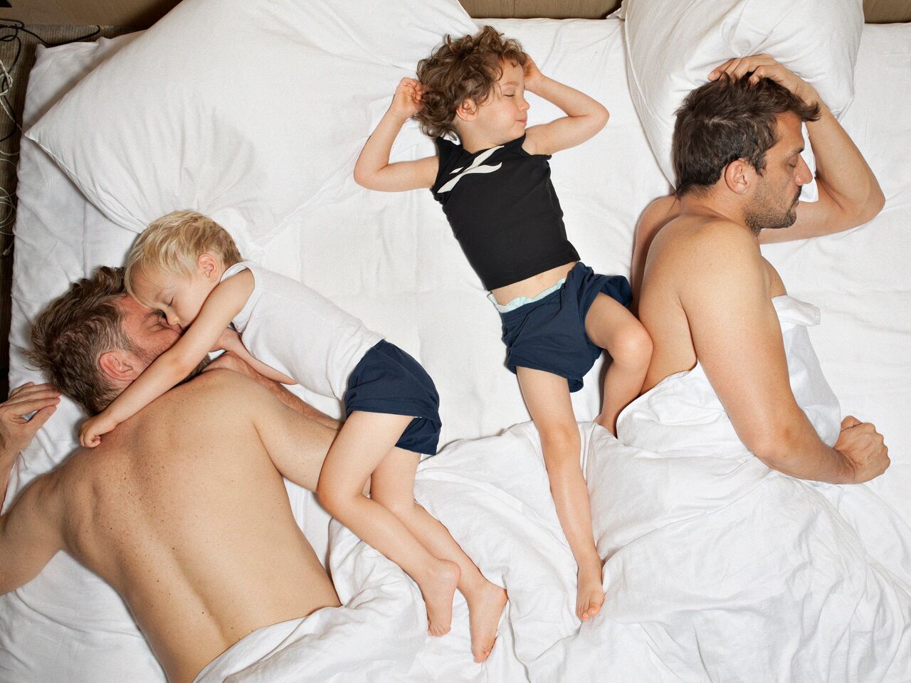 Il fotografo Bart Heinen e Rob con i loro gemelli Ethan e Noah alle 6:30 del mattino. Anversa. | Foto: © Bart Henin Il fotografo Bart Heinen e Rob con i loro figli Ethan e Noah alle 6:30 del mattino. Anversa. | Foto: © Bart Henin