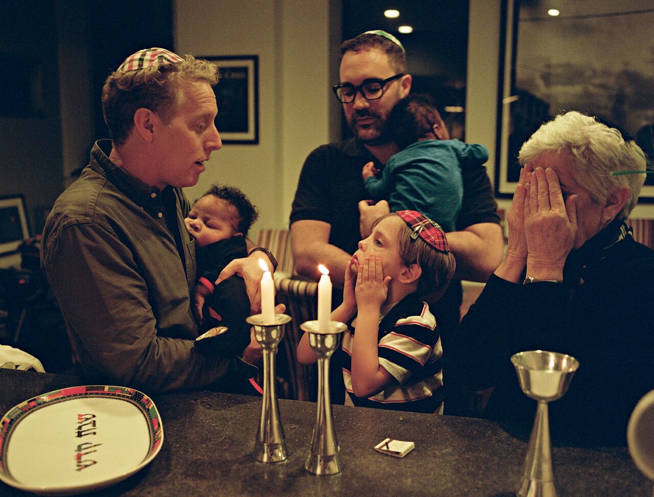 Jonathan ed Eric con la loro famiglia durante la celebrazione del Sabbath. Brooklyn, New York. | Foto: © Bart Henin Jonathan ed Eric con la loro famiglia durante la celebrazione del Sabbath. Brooklyn, New York. | Foto: © Bart Henin