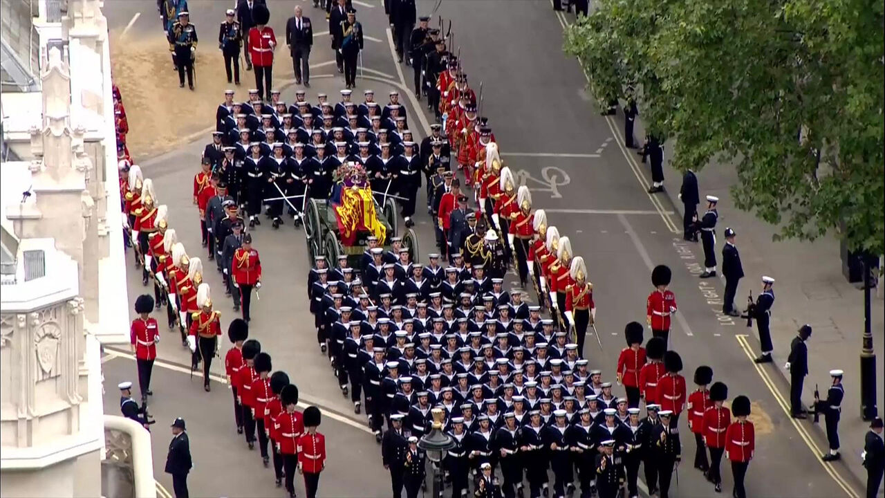 Begraven De laatste reis van de Queen: Elizabeth II na indrukwekkende ...