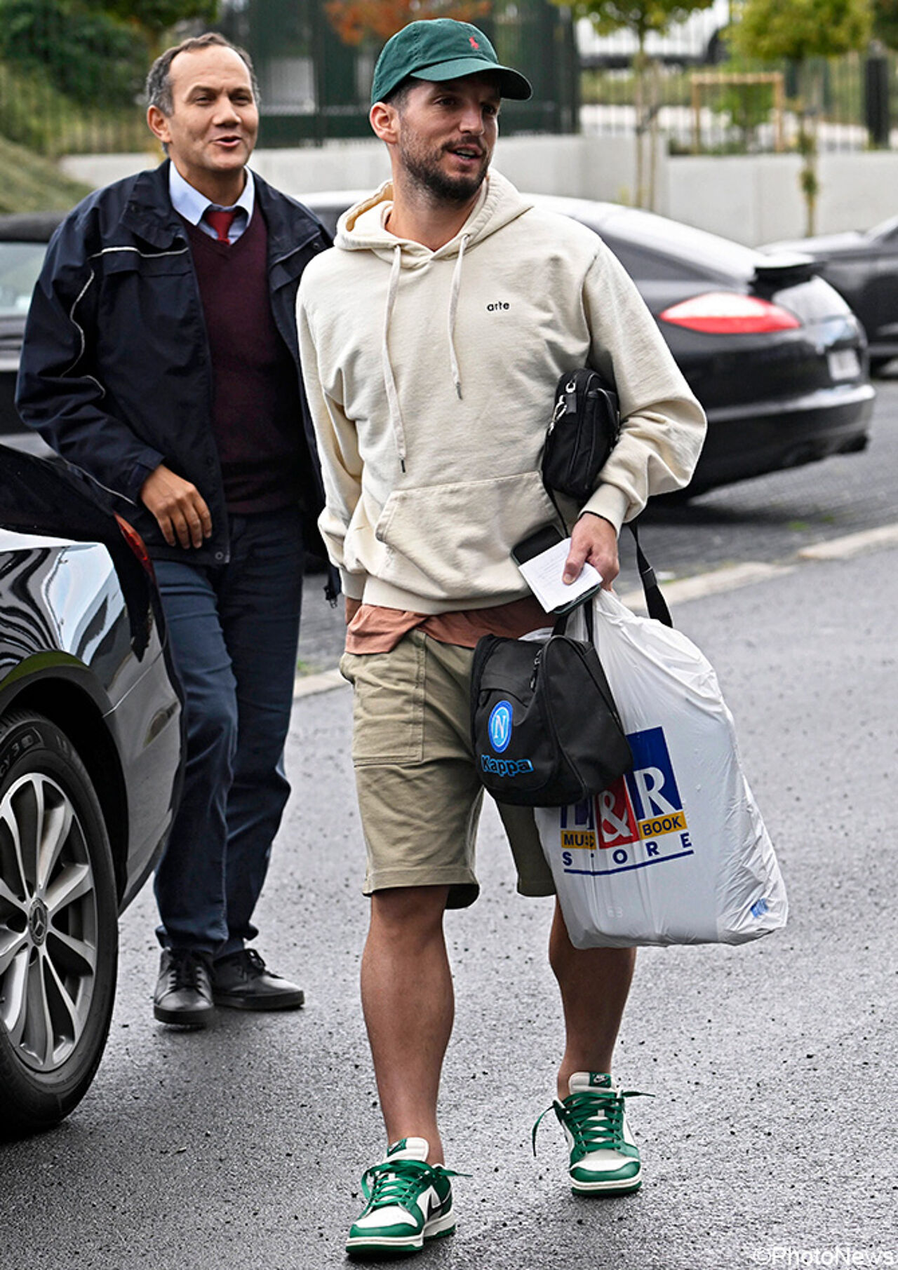 Dries Mertens met zakje van Napoli.