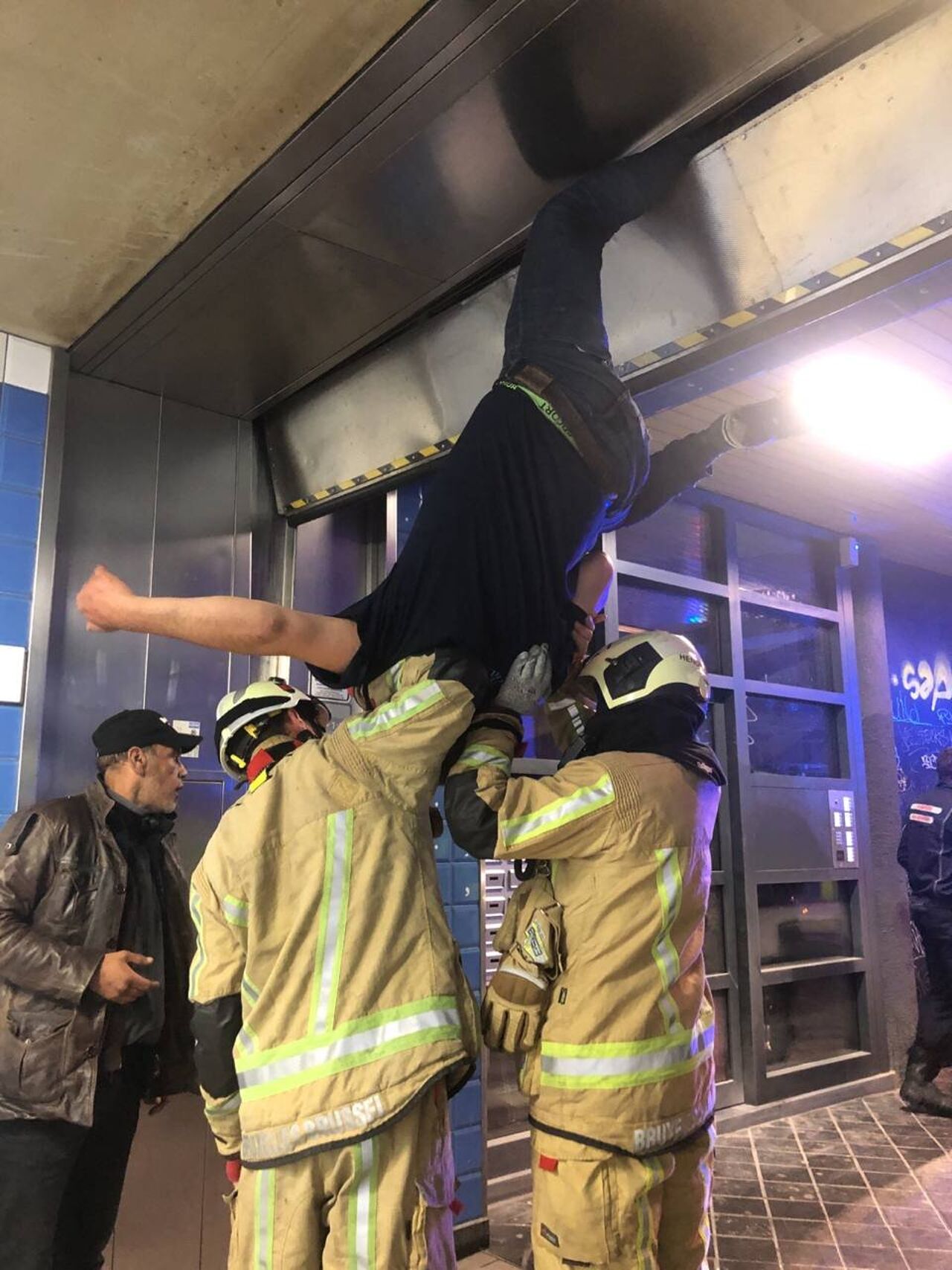 Brusselse Brandweer Moet Man Bevrijden Die Met Been Vastzat In Rolluik ...