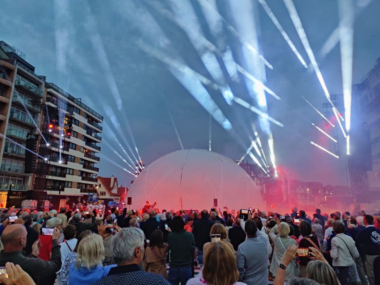 Knokke-Heist Inaugure Un Pavillon Doté De 2.200 Vitraux, Sur Sa Place ...