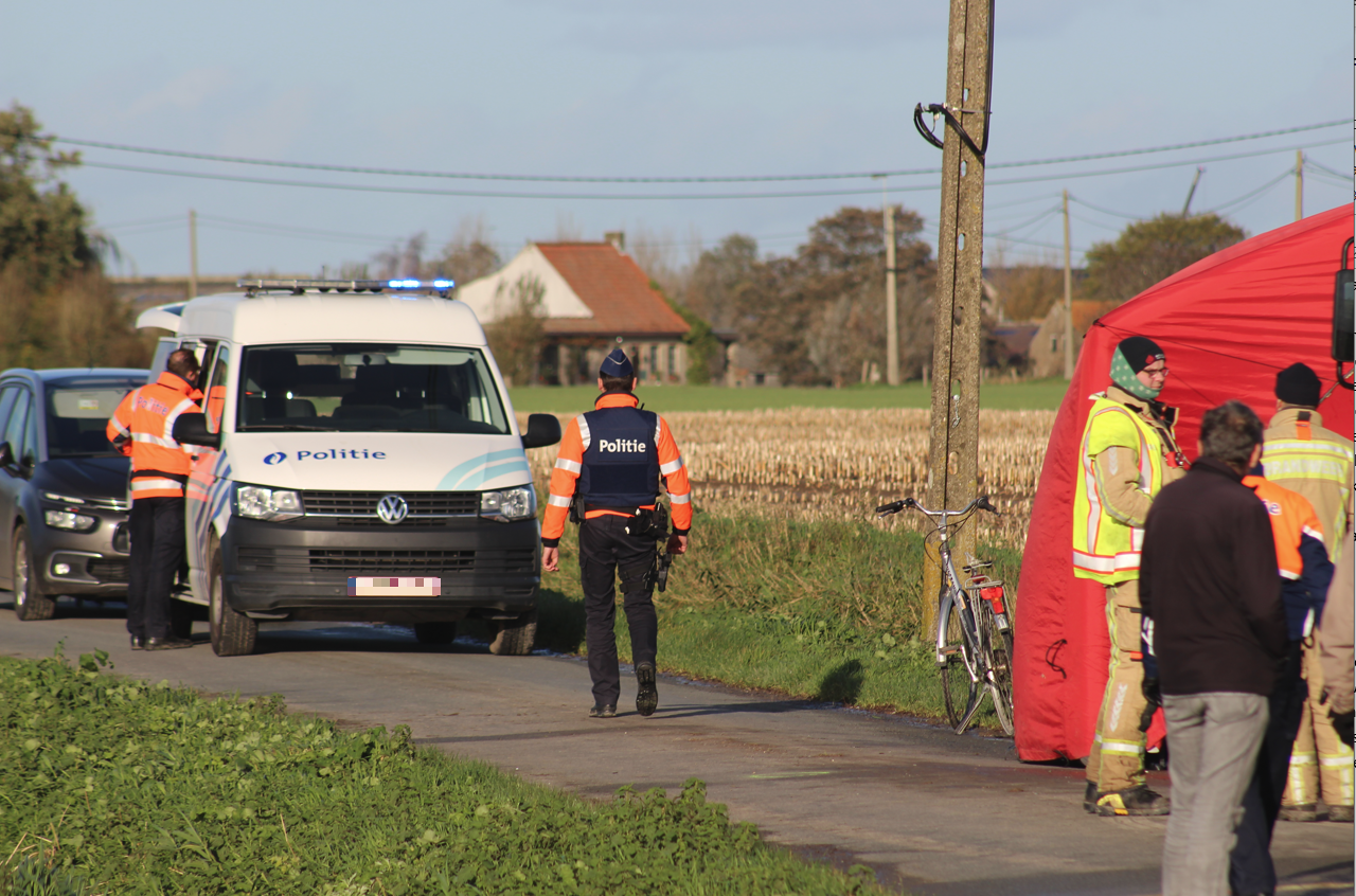 Bejaarde vrouw sterft na fietsongeval met auto in Alveringem | VRT NWS