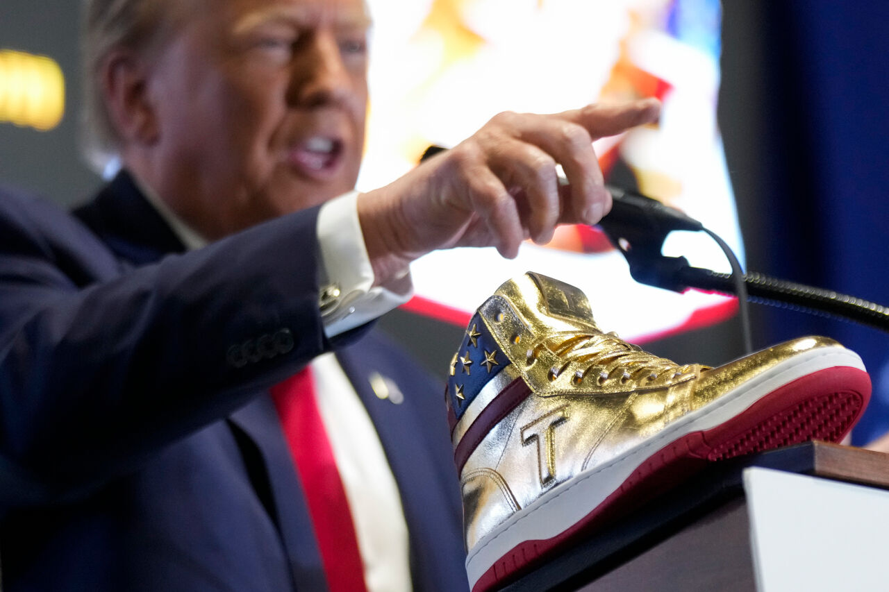 Donald Trump lanceert gouden sneakers en roept jongeren op om te gaan ...