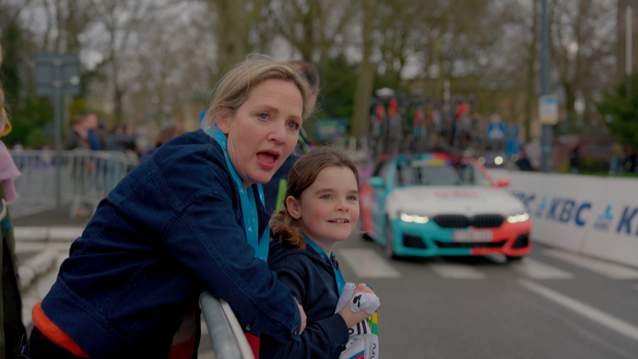 Maaike and Oone, before the girl can ride with the support vehicle during Omloop Het Nieuwsblad Maaike and Oone, before the girl can ride with the support vehicle during Omloop Het Nieuwsblad