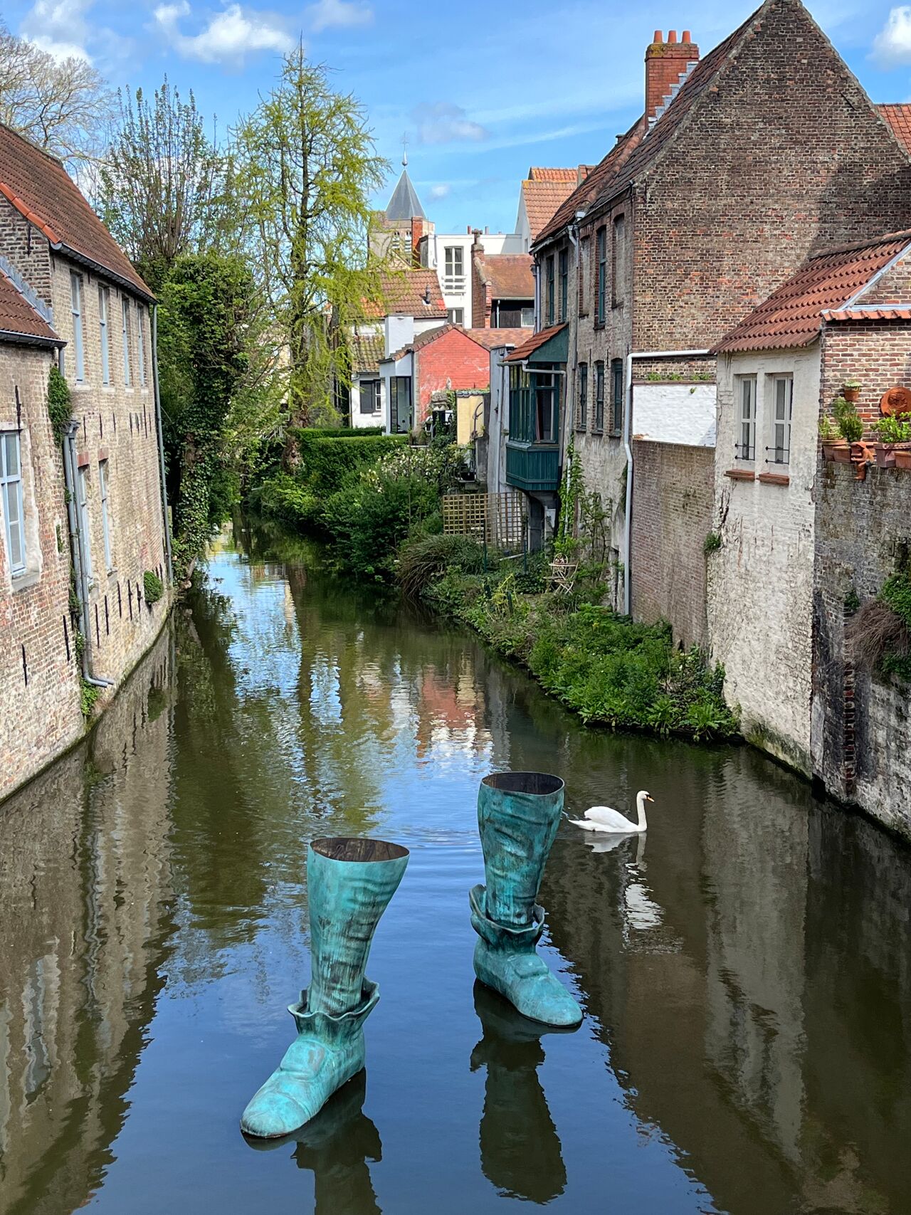 Who stood in these shoes? 'from?' By Ivan Argoti. Photo: VRT Who stood in these shoes? 'from?' By Ivan Argoti. Photo: VRT