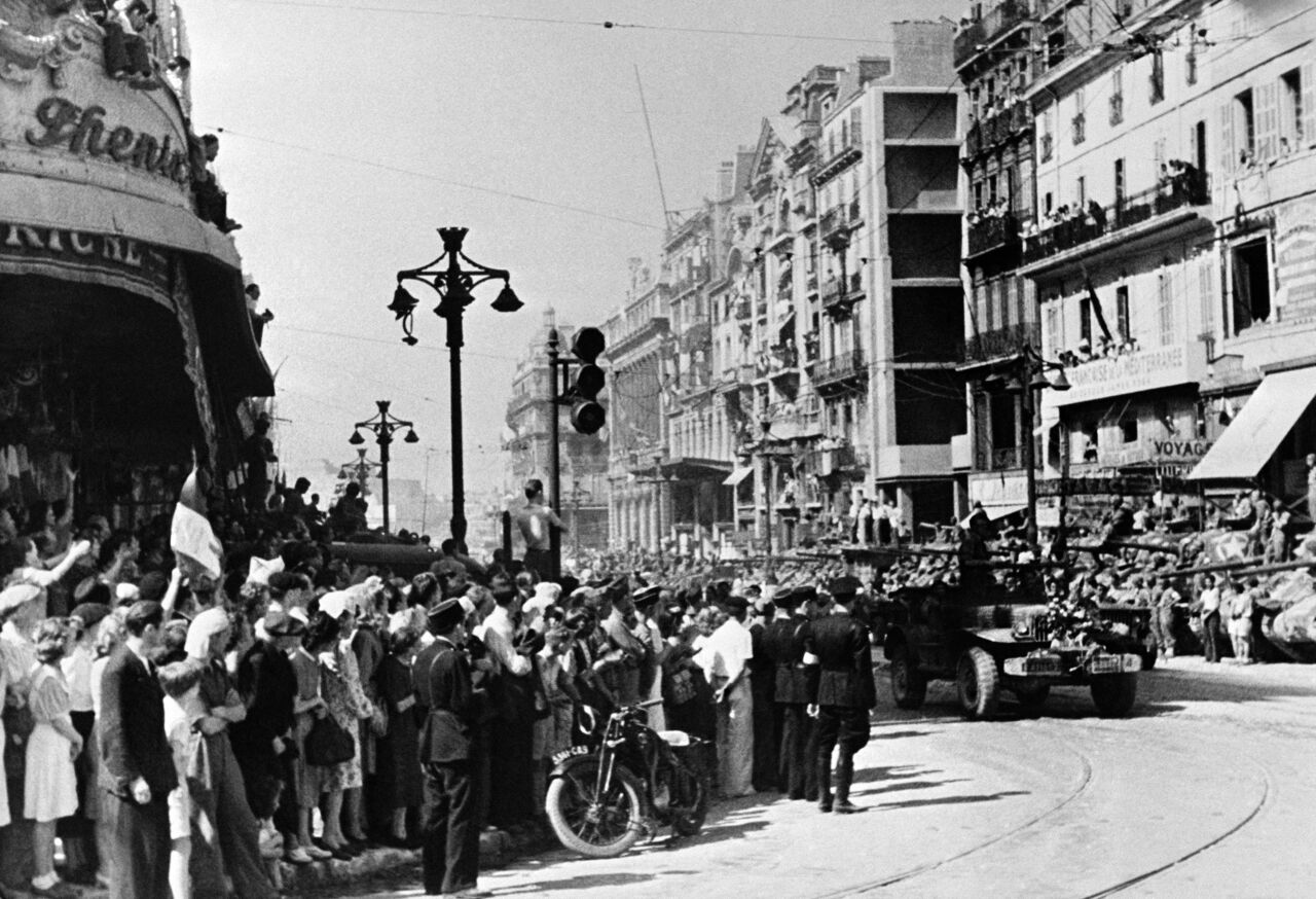 Festa per le strade di Marsiglia, due settimane dopo l'inizio dell'operazione Dragoon. (29 agosto 1944) Festa per le strade di Marsiglia, due settimane dopo l'inizio dell'operazione Dragoon. (29 agosto 1944)